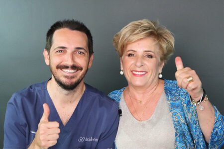 Dentista Triana Rafael con paciente María Angeles después de su tratamiento dental