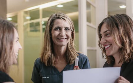 Dentista Isabel Sáez con paciente clínica dental