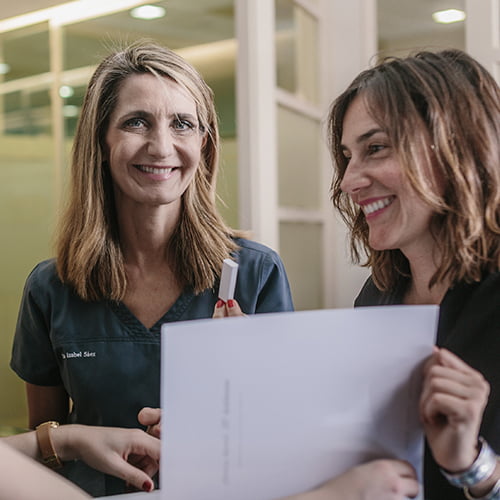 Dentista Isabel Sáez con paciente clínica dental Dobleese