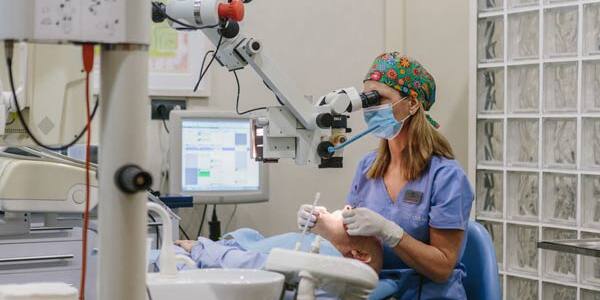 Doctora Isabel Sáz colocando carillas dentales