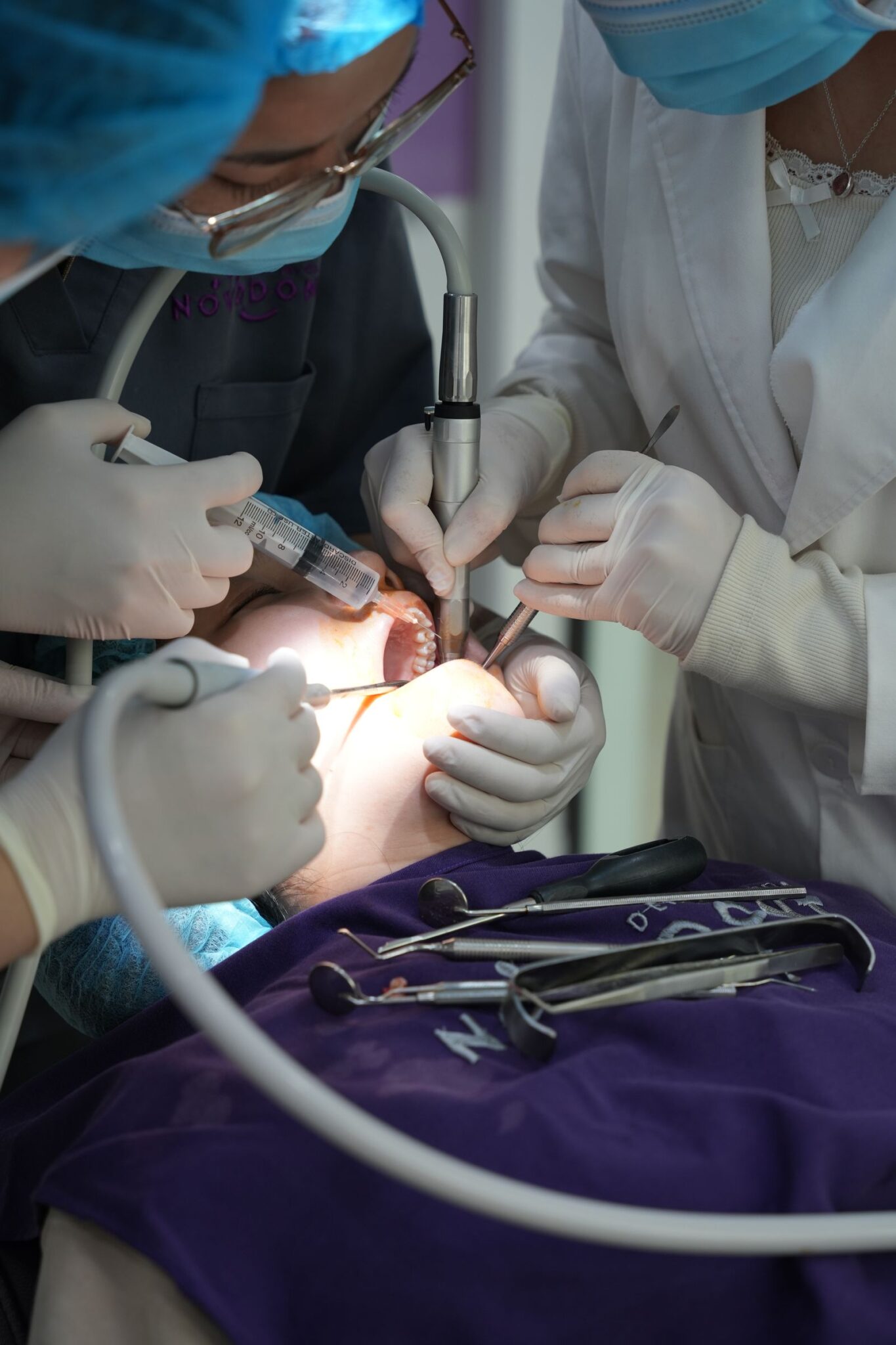Cirugía dental con instrumental especializado — origen habitual de la parestesia dental Cirugía dental con instrumental especializado — origen habitual de la parestesia dental