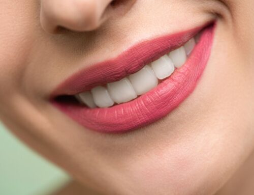 Dientes transparentes: causas, soluciones y tratamiento
