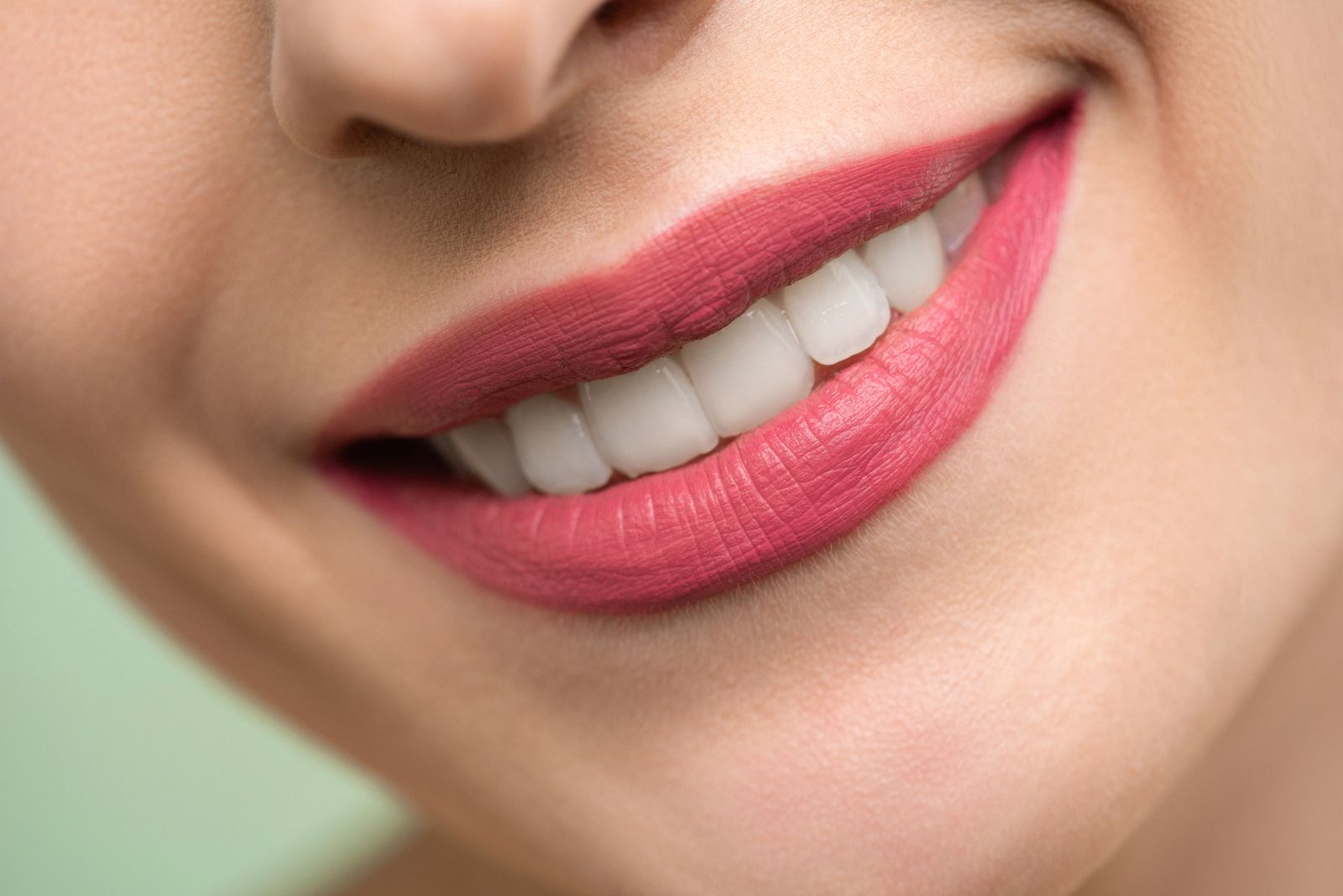 Primer plano de una sonrisa con los dientes blancos