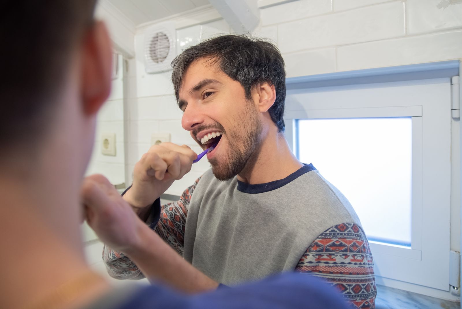 Dentista revisando la boca de un paciente con una muela rota